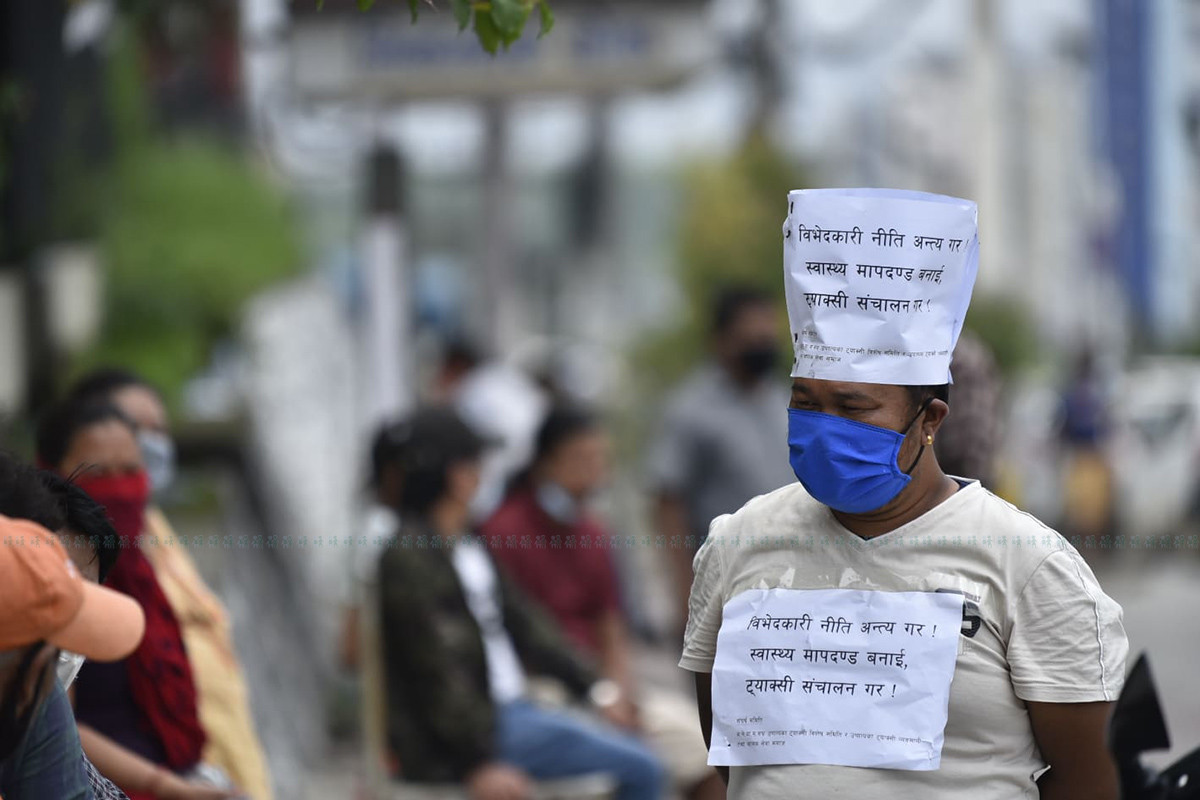 https://raracms.setopati.com/uploads/shares/2020/sujita/sarkar ko birod ma taxi/taxi bewasahi (1).jpg